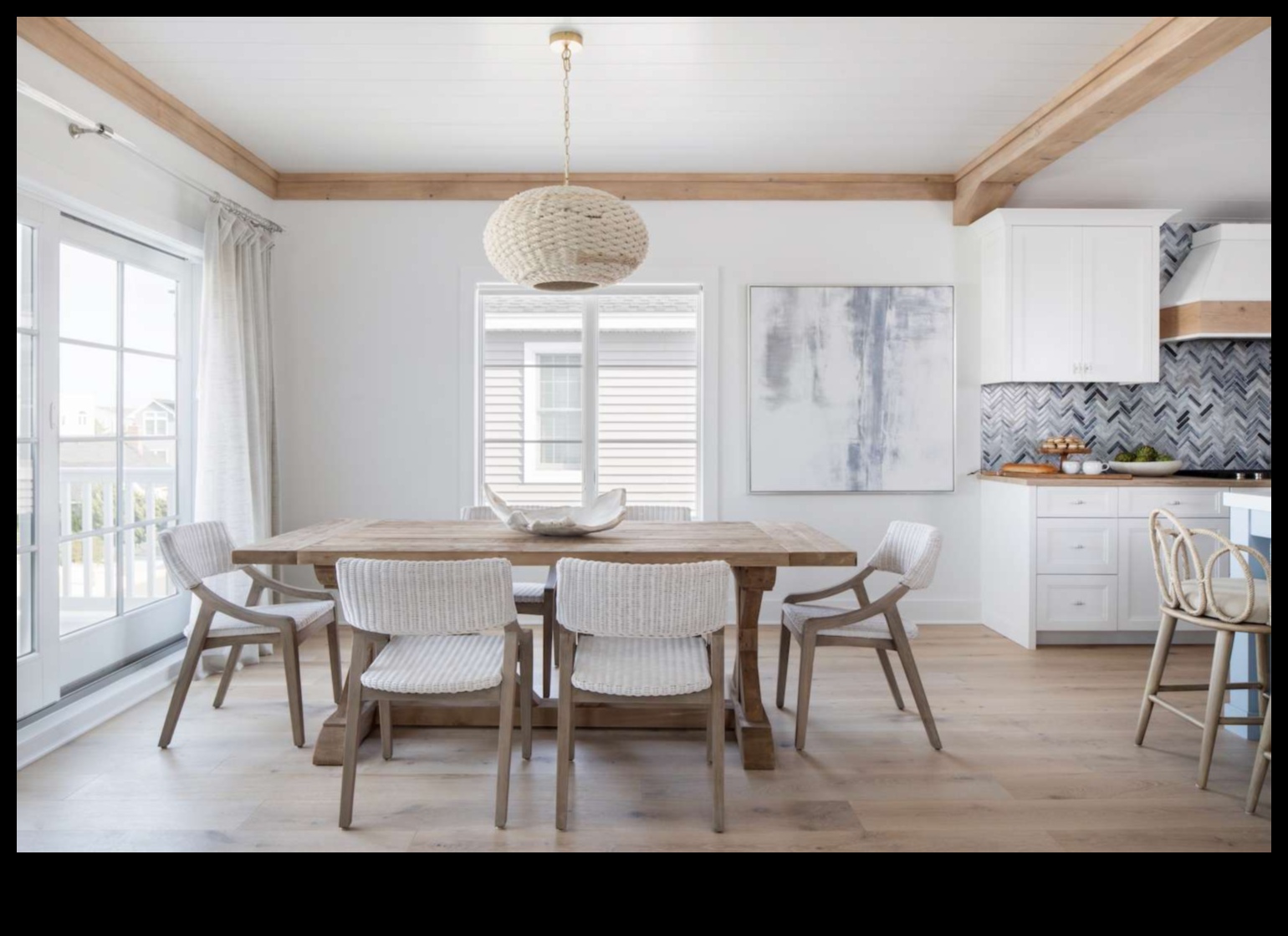 هل هناك أي نصائح لتزيين منطقة تناول الطعام في الهواء الطلق بأجواء ساحلية؟