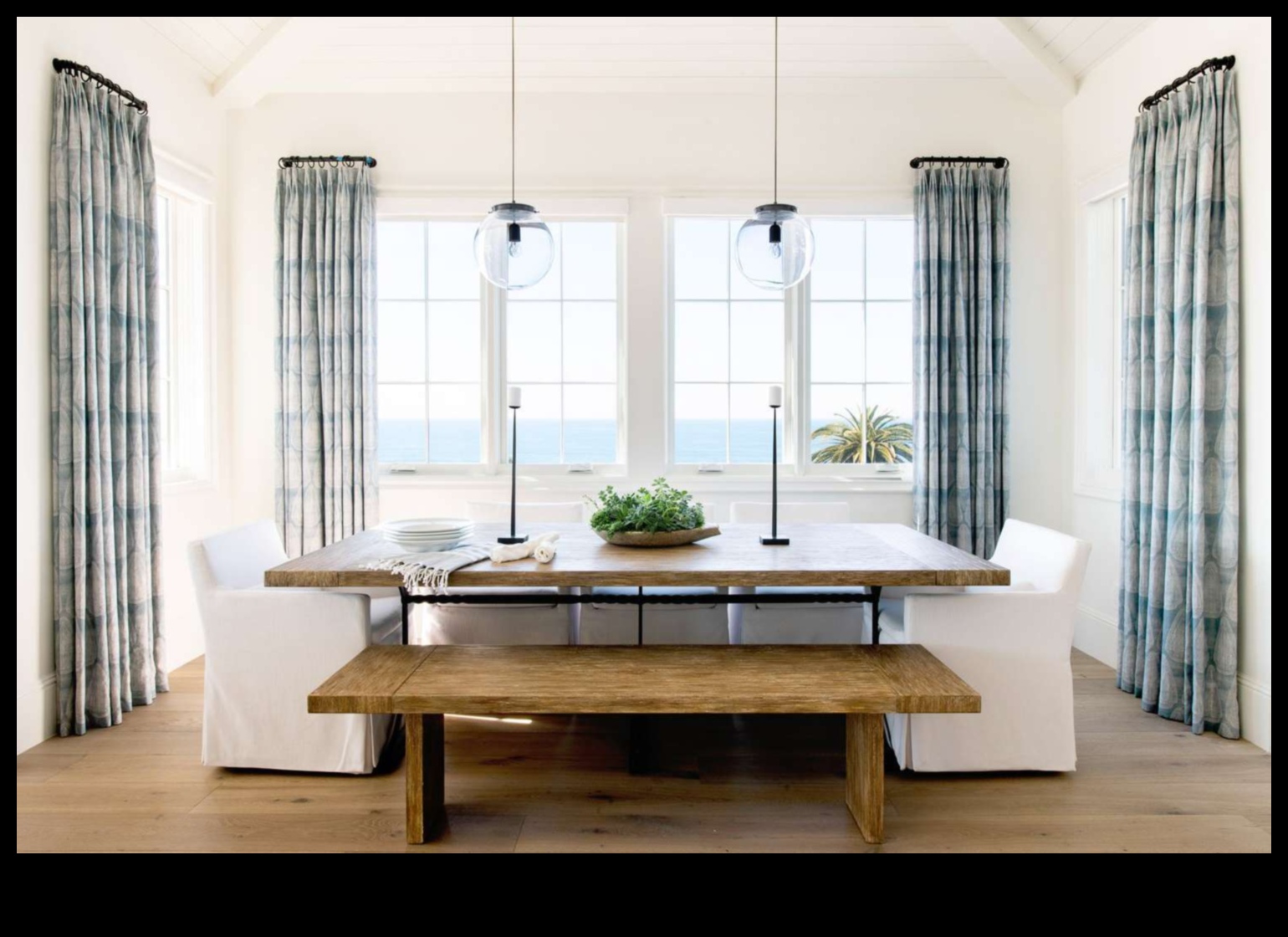 هل هناك أي نصائح لتزيين منطقة تناول الطعام في الهواء الطلق بأجواء ساحلية؟