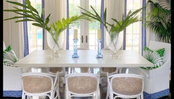 هل هناك أي نصائح لتزيين منطقة تناول الطعام في الهواء الطلق بأجواء ساحلية؟